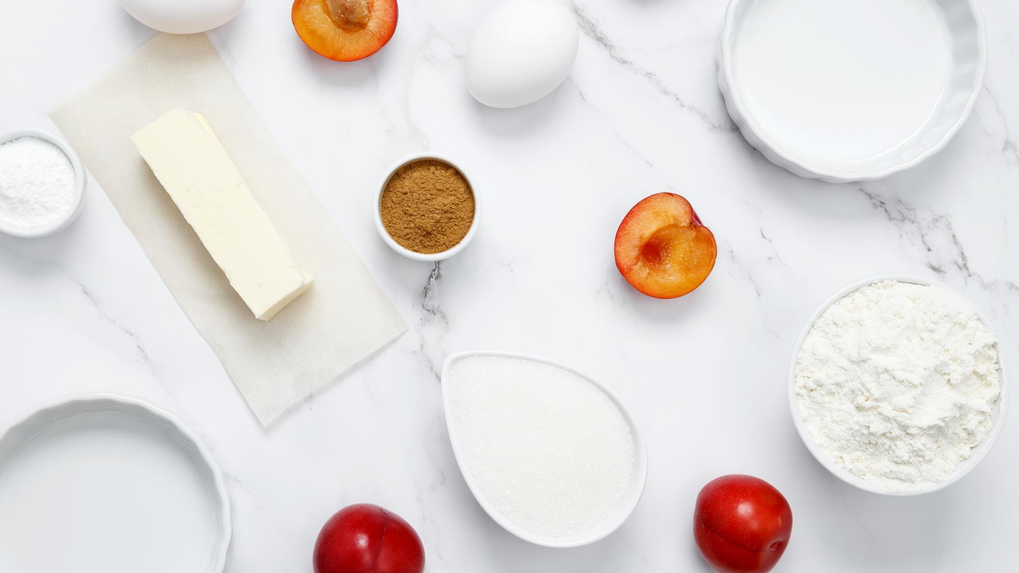 Ingredienti selezionati e disposizione su banco